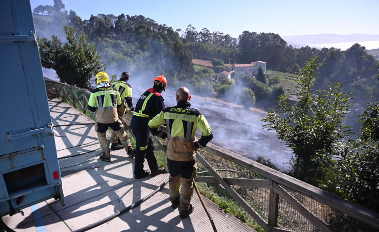 Estabilizado un incendio en Arteixo que lleva calcinadas más de 1,5 hectáreas