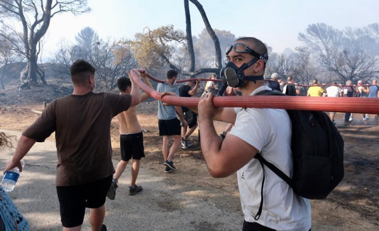 Evoluciona favorablemente el incendio de Puerto Real por el que han sido desalojadas 20 familias