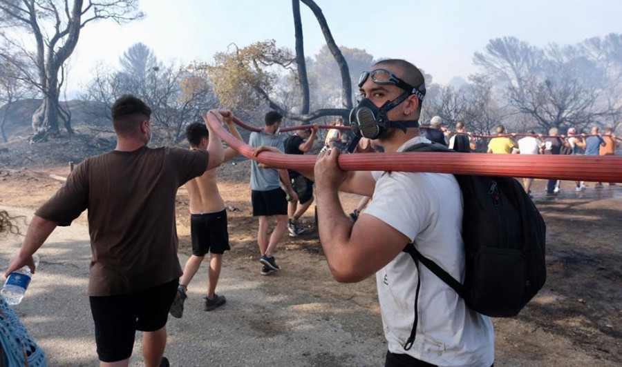 Evoluciona favorablemente el incendio de Puerto Real por el que han sido desalojadas 20 familias