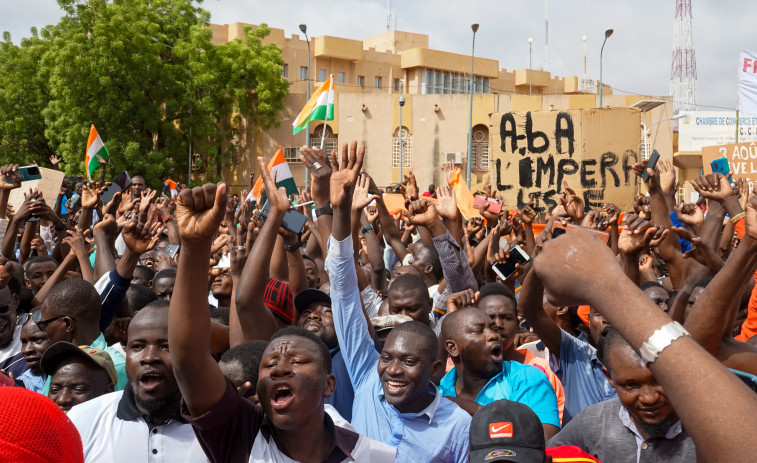 Miles de personas se manifiestan a favor del golpe en Níger y contra el ultimátum de la Cedeao