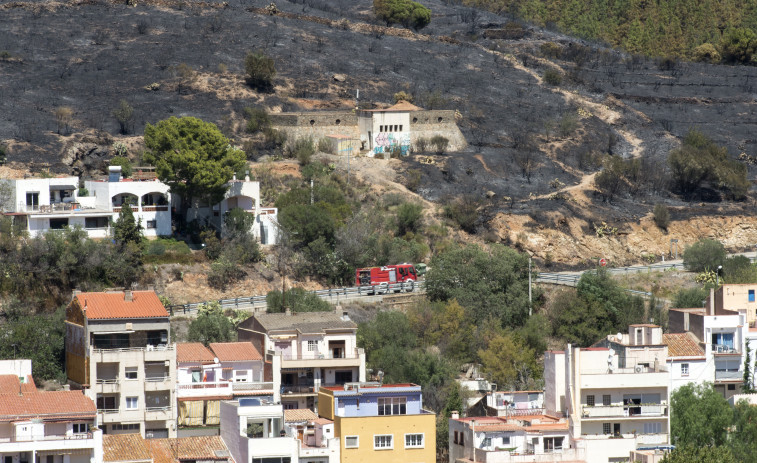 Los Bomberos dan por controlado el incendio de Portbou, que obligó a evacuar a cientos de vecinos