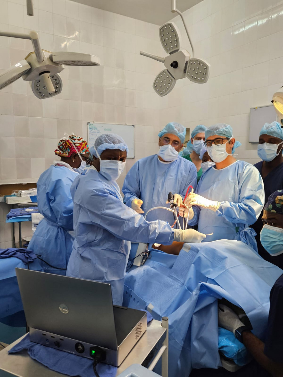 El reconocido cirujano Diego González Rivas completó la misión humanitaria más complicada de su carrera en Sierra Leona y Liberia