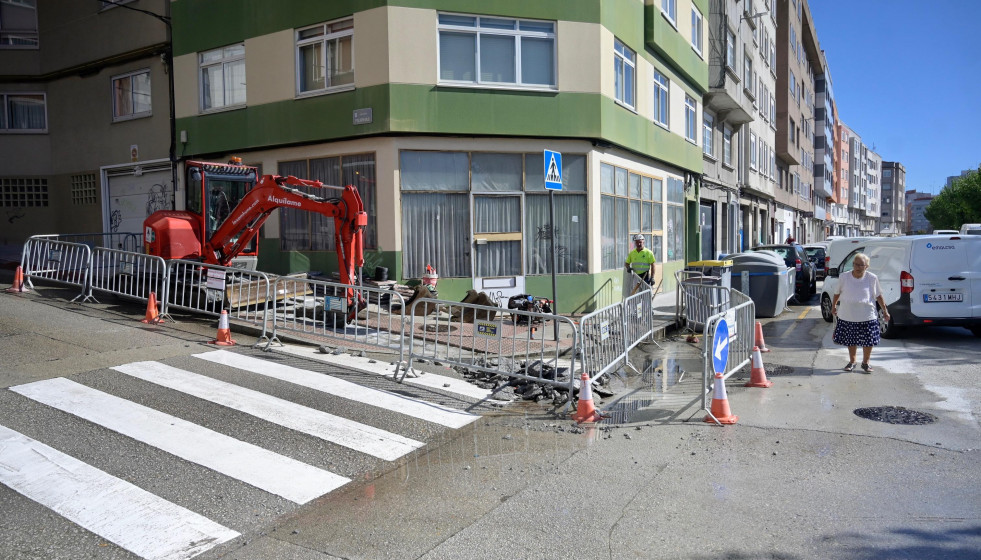 Rotura de una tubería calle Filipinas Sardiñeira