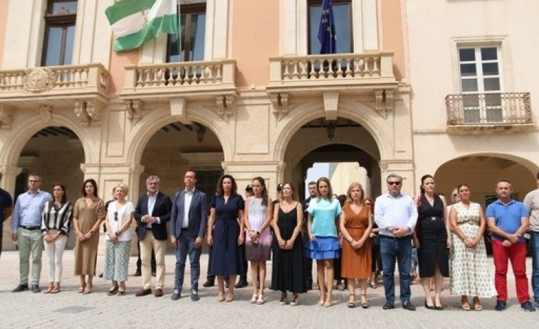 Almería guarda silencio en recuerdo por el crimen machista de Zhour