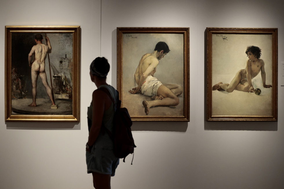 Una persona recorre la nueva instalación museográfica de la sala dedicada al pintor Joaquín Sorolla que ha sido presentada este viernes en el Museo de Bellas de Artes de València