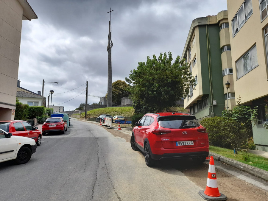 Oleiros embellece el entorno de la icónica iglesia nueva de Santa Cruz