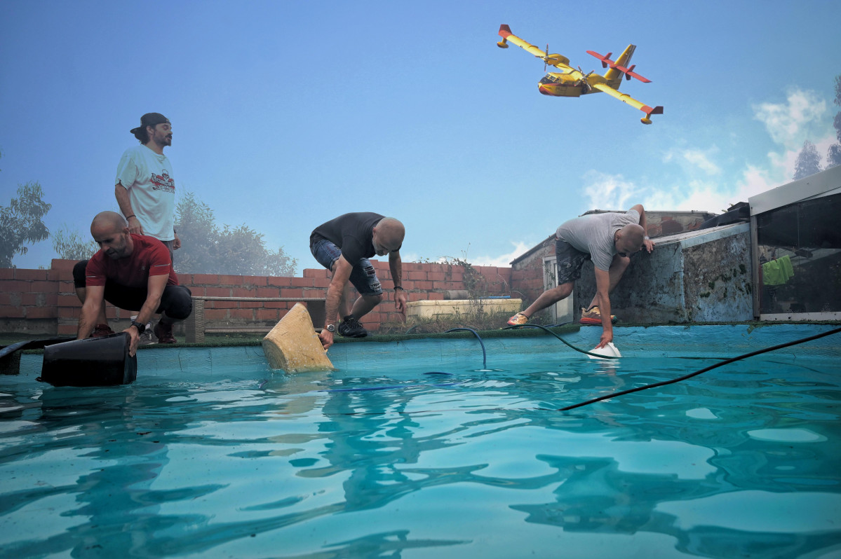 Personas sacando agua de una piscina para el incendio de Suevos @Javier Albores