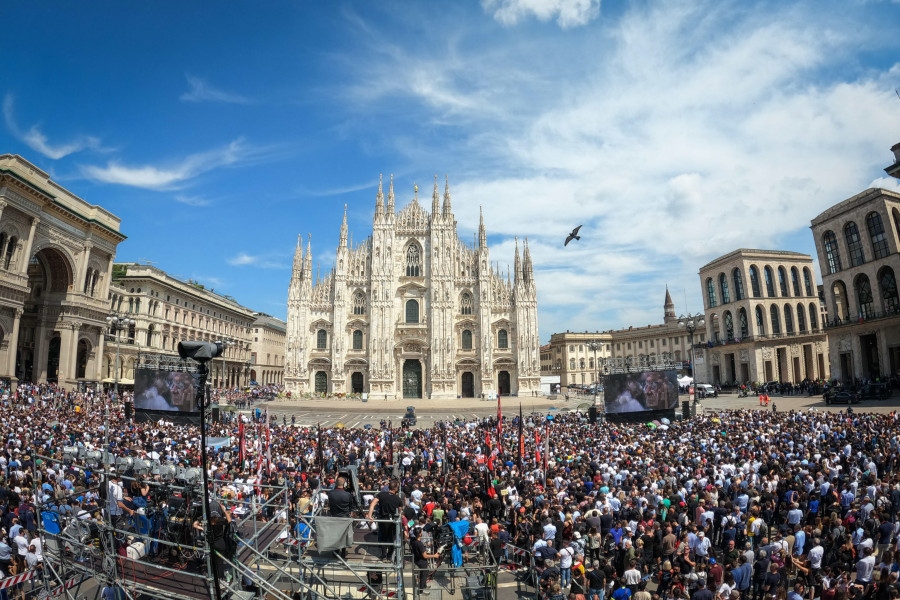 Dos jóvenes franceses, denunciados por subirse a la catedral de Milán