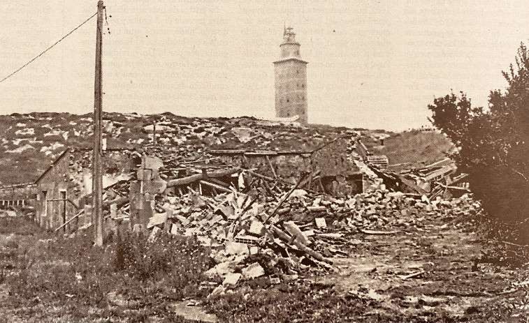 Hace 25 años | Derribos para urbanizar La Torre y la primera oficial de la Guardia Civil, destinada en Oleiros