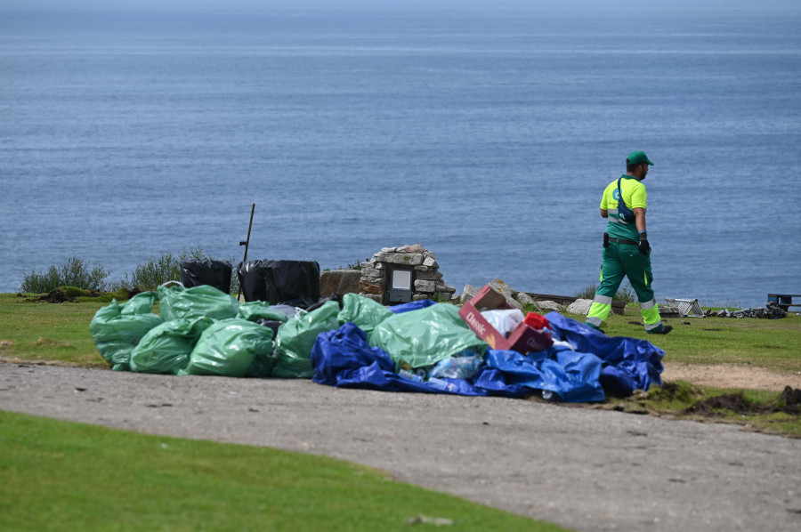 La misa católica del monte de San Pedro, en A Coruña, deja kilos de basura a su paso