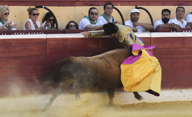 El Cordobés sufre una grave cornada de 20 centímetros en la plaza de toros de Huesca