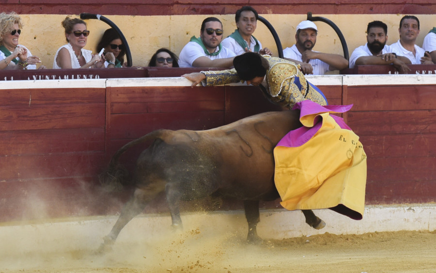 El Cordobés sufre una grave cornada de 20 centímetros en la plaza de toros de Huesca