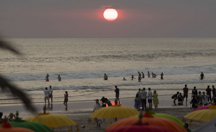 Calor, tormentas, lluvia y olas activan los avisos en 14 provincias