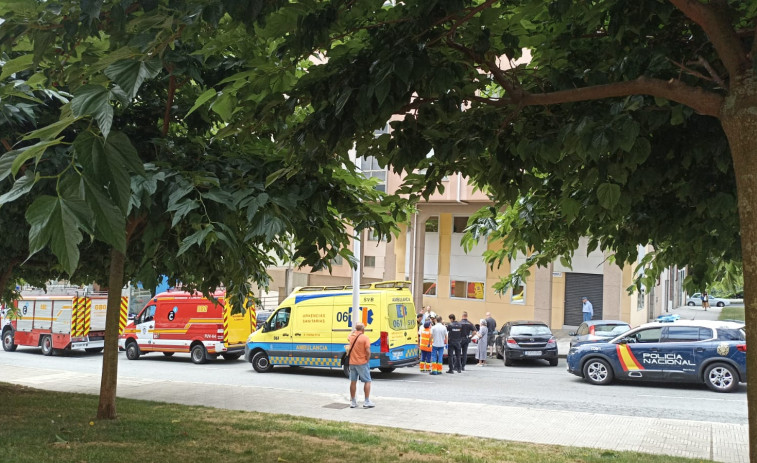 Los Bomberos rescatan en Los Rosales a un niño de dos años encerrado en un coche