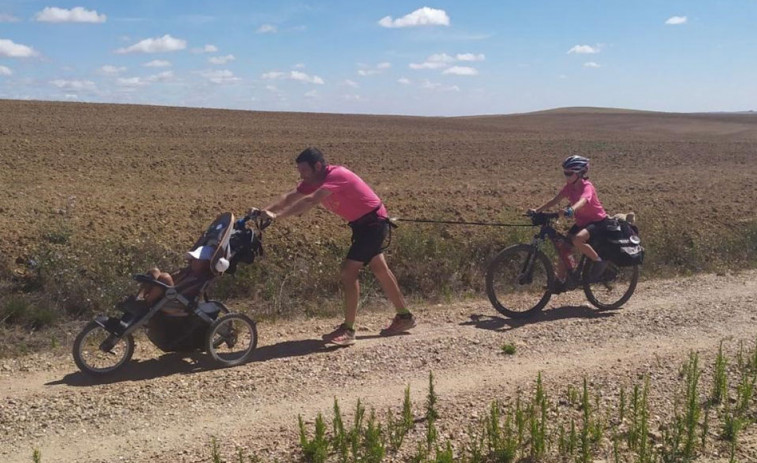 Un padre y sus dos hijos pequeños llegan a Santiago tras 30 días y 800 km para visibilizar la Atrofia Muscular Espinal