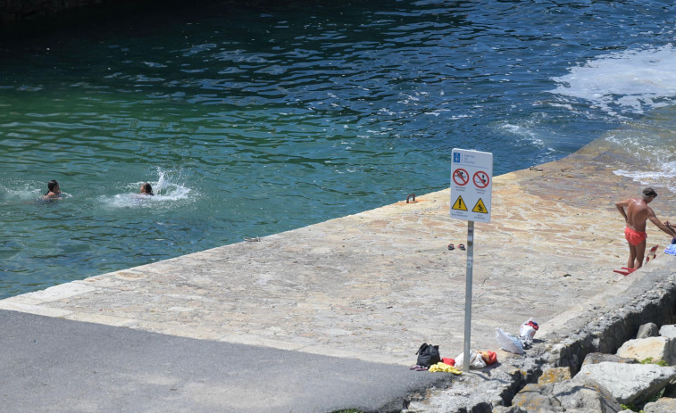 O Portiño se convierte en la única playa coruñesa donde el baño sigue prohibido