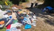 La Guardia Civil desmantela un vertedero incontrolado en un monte de A Zapateira