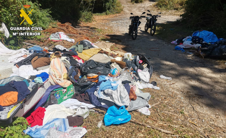 La Guardia Civil desmantela un vertedero incontrolado en un monte de A Zapateira