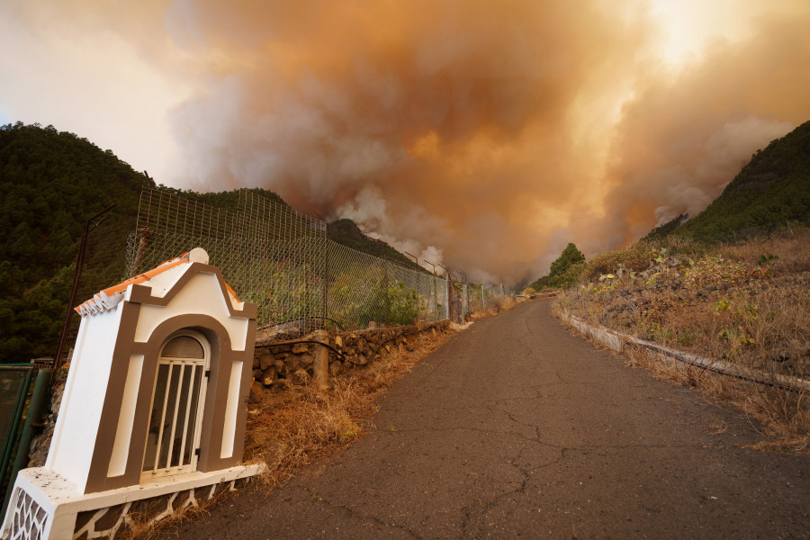 El incendio de Tenerife afecta a 2.600 hectáreas y obliga a confinar a La Esperanza