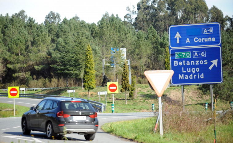 Ayudan a salir de un coche volcado a sus ocupantes en la A-6 a la altura de Betanzos