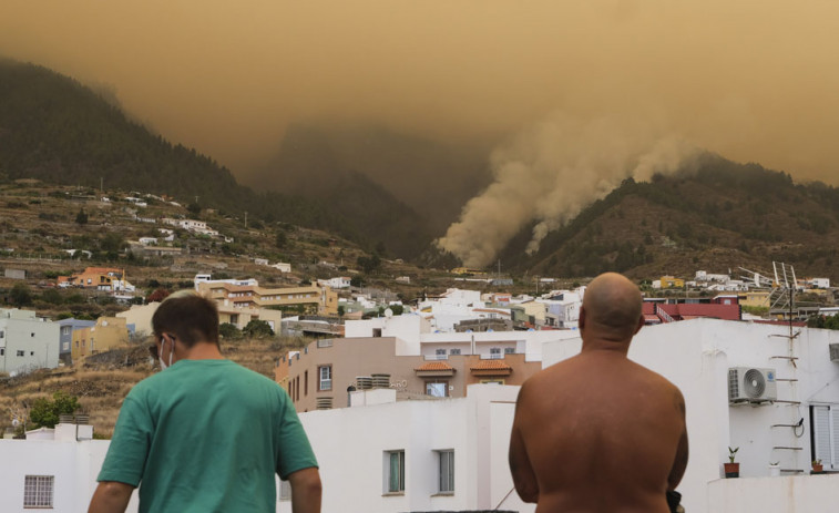 El incendio de Tenerife sigue fuera de control y afecta ya a más de 3.200 hectáreas