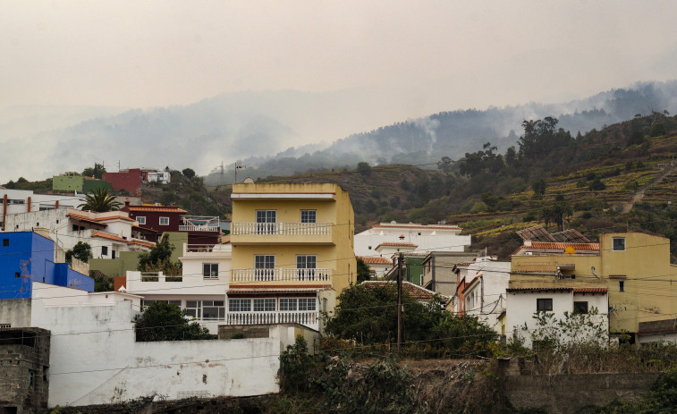 El incendio de Tenerife sigue fuera de capacidad de extinción