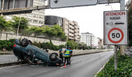 Una conductora ebria vuelca un coche al chocar contra la mediana de Alfonso Molina