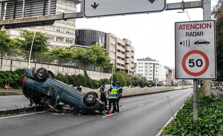Una conductora ebria vuelca un coche al chocar contra la mediana de Alfonso Molina