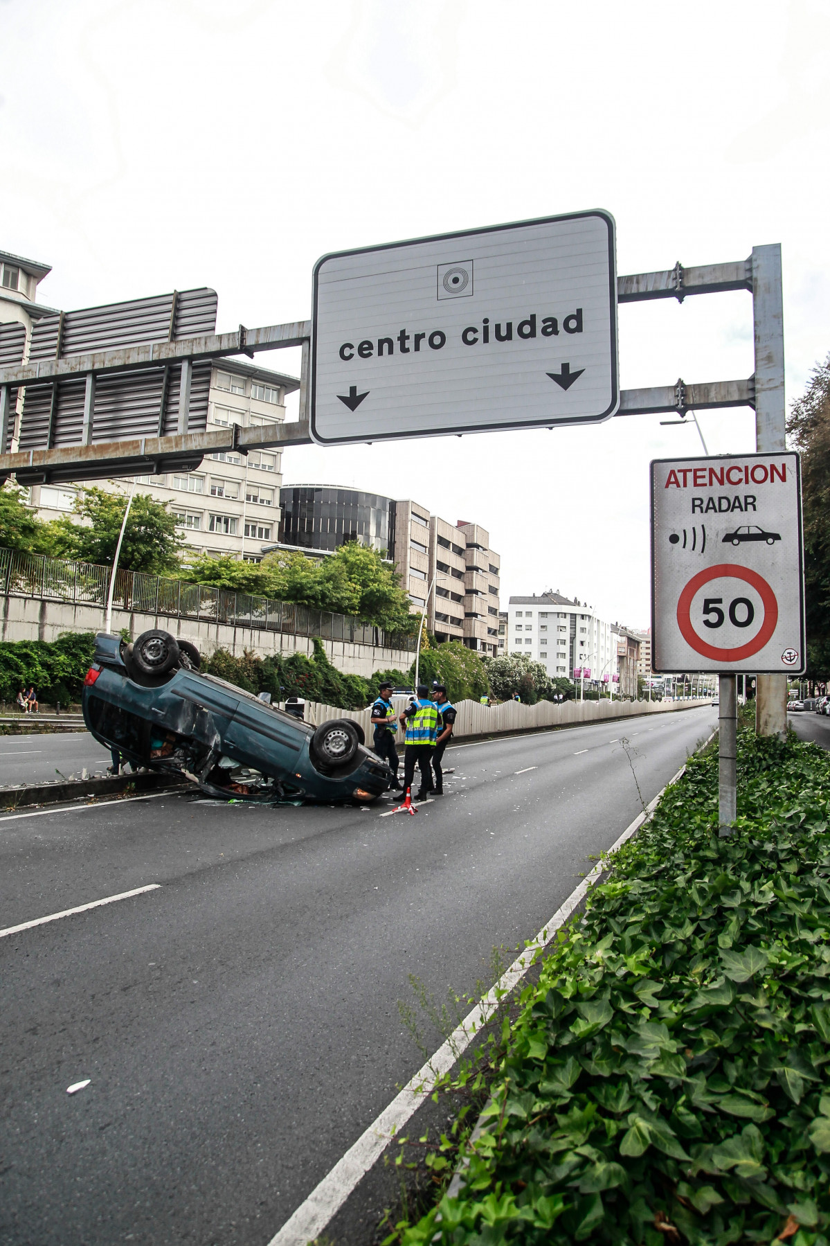 Coche volcado en Alfonso Molina @Quintana (7)