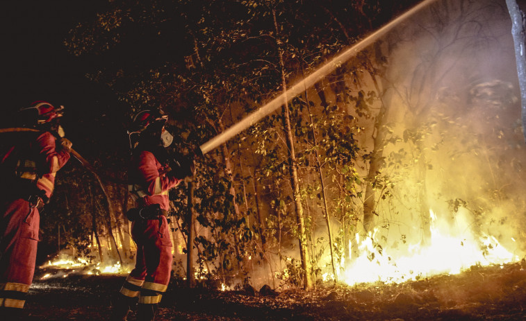El fuego en Tenerife arrasa 10.000 hectáreas