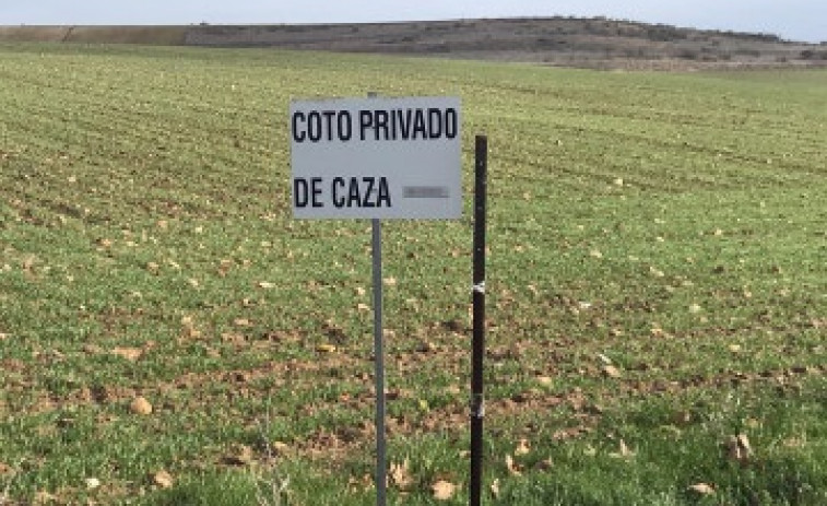 Encuentran a un cazador fallecido en su vehículo en Mondariz