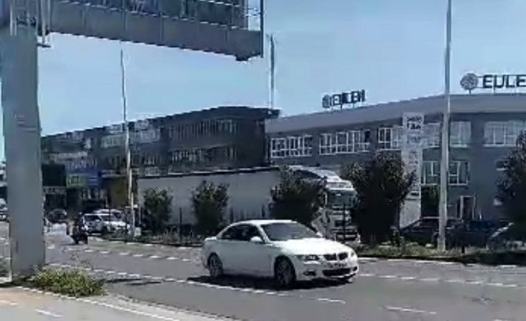 Un camionero indispuesto introduce su tráiler en dirección contraria en la avenida de Arteixo