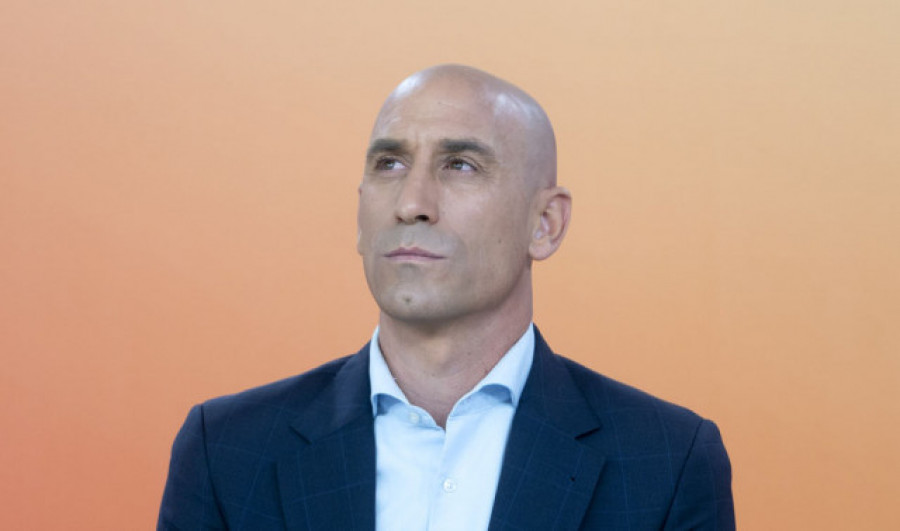 Rubiales pide disculpas por el beso a Jenni Hermoso: "Me he equivocado"
