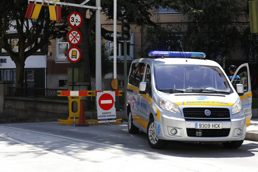 Un camión golpea el galibo  del túnel de María Pita y corta la circulación