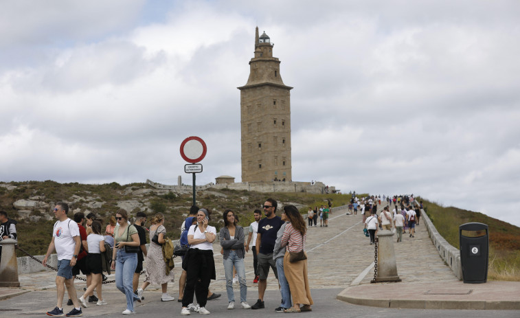 Los taxistas piden que se habilite una parada en la Torre de Hércules en verano