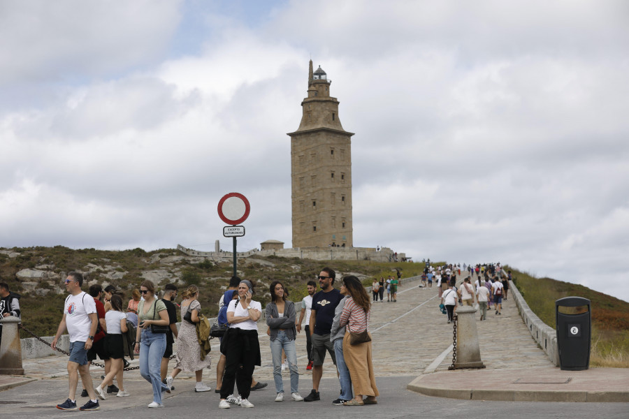 Los taxistas piden que se habilite una parada en la Torre de Hércules en verano
