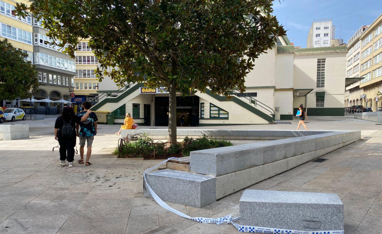 Un nuevo accidente de tráfico en la plaza del Humor daña uno de sus bancos de granito