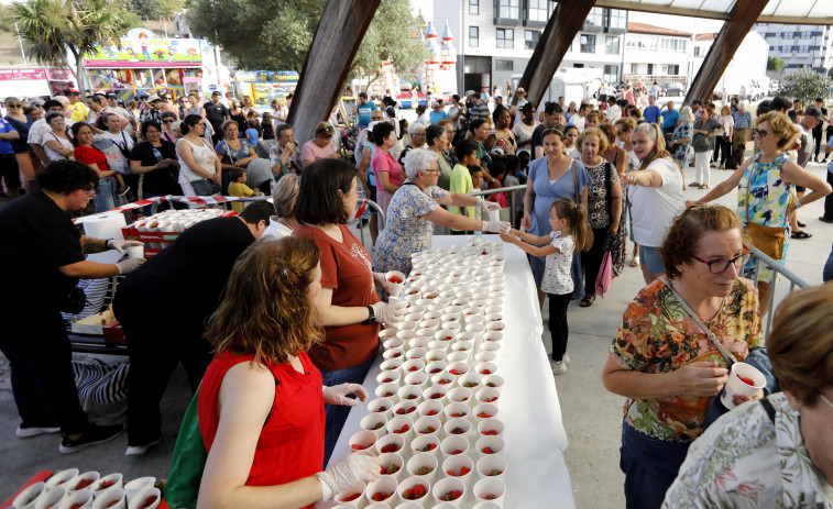 La Festa da Fresa de Eirís repartió más de cien kilos de producto en una tarde marcada por el calor