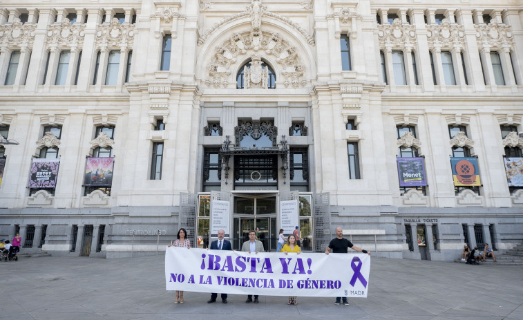 El Ayuntamiento Madrid guarda un minuto de silencio por el último asesinato por violencia de género en Moratalaz