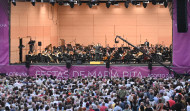 La Orquesta Gaos hizo disfrutar a la plaza de María Pita en el ecuador de la Semana Clásica