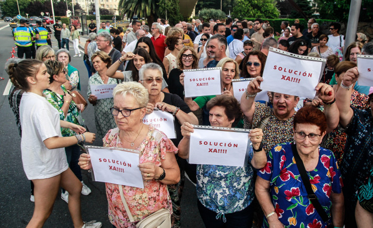 “¡Abrid, cobardes!”: los vecinos de A Coruña miran a la cara al problema de la okupación