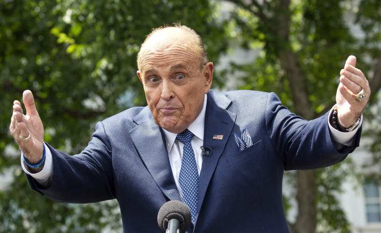 Rudy Giuliani, imputado junto a Trump, se entrega a las autoridades de Georgia