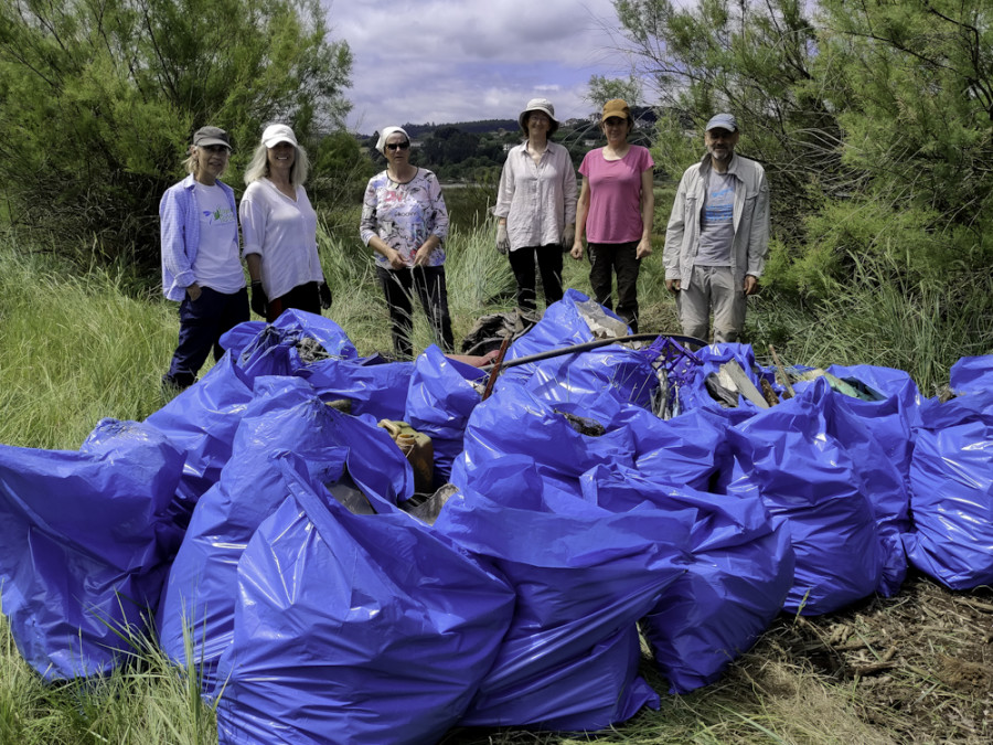 Ocho voluntarios de Fragas do Mandeo recogen en un año quince toneladas de basura de la ría de Betanzos
