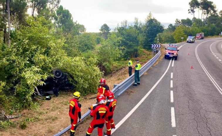 Fallece un joven tras chocar contra un árbol el turismo que conducía en Ramirás