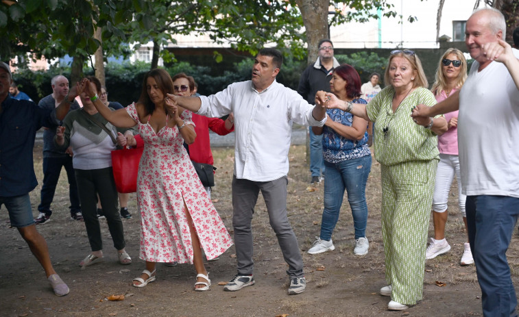 La Romería de Santa Margarita hace frente a la lluvia echando mano de la música y de la comida