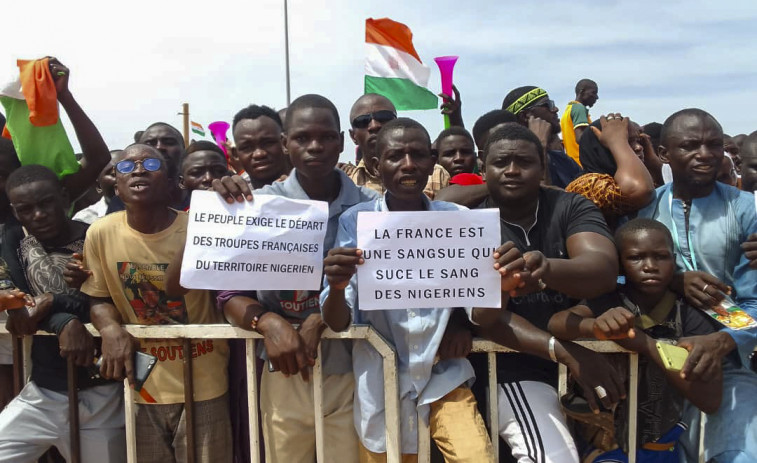 Miles de nigerinos protestan para exigir la retirada de Francia del país