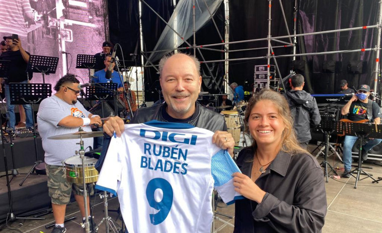 El Depor le regala una camiseta a Rubén Blades