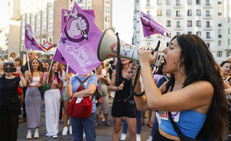 Cientos de personas apoyan a Jenni Hermoso en Madrid