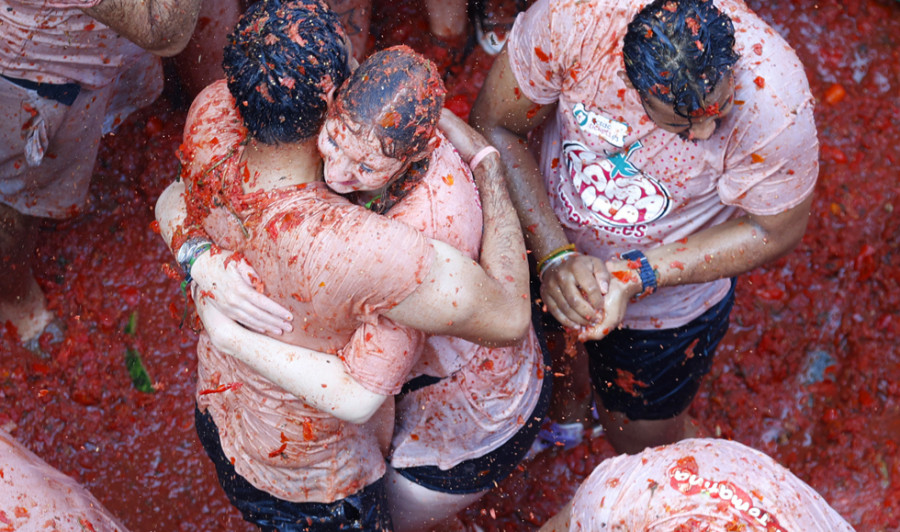 El rojo colorea de nuevo Buñol en una Tomatina festiva