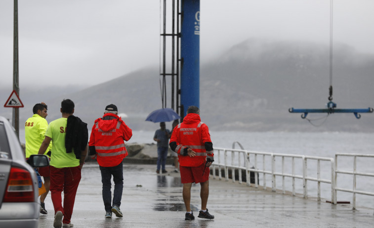 Un fallecido y dos rescatados en Arteixo tras volcar su embarcación
